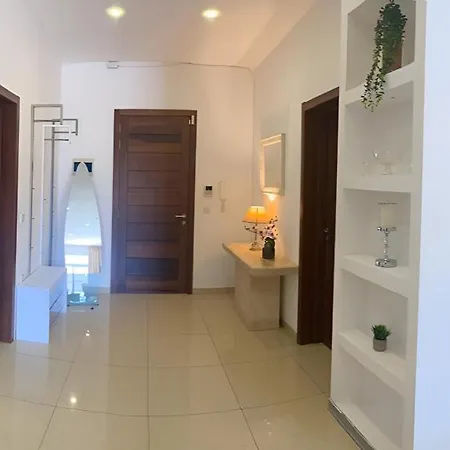 Spacious 3-bedroom Near Spinola By Gen X Apartment