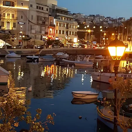 Spacious 3-bedroom Near Spinola By Gen X Apartment