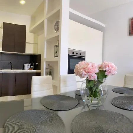 Spacious 3-bedroom Near Spinola By Gen X Apartment