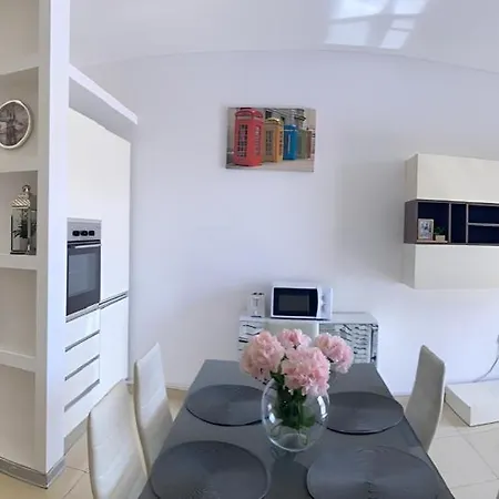 Spacious 3-bedroom Near Spinola By Gen X Apartment *